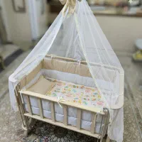 گهواره و تخت نوزاد کنار مادر