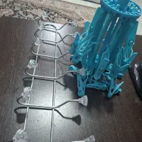 دو عدد چوب لباسی با سطل اشغال کابینتی