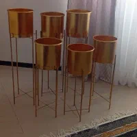 گلدان پایه دار طلایی