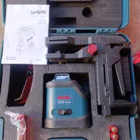 یک دستگاه تراز لیزری و سمباده تانکی