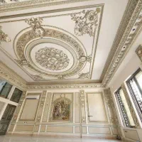 شاگرد گچ کاری گچ ساز وماله به دست