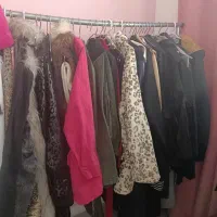 تعداد زیادی لباس همه فصل در حد نو به فروش میرسد