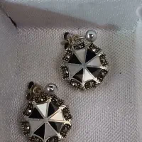 ساعت ژاپنی و گوشواره نقره و زنجیر