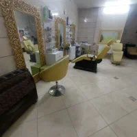 وسایل ارایشگاه به‌فروش‌میرسد