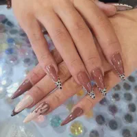 کاشت ناخن با بهترین متریال و قیمت