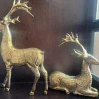 مجسمه های برنزی دو گوزن نشسته و ایستاده