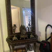 اینه و کنسول و شمعدان و ساعت