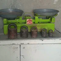 ترازو قدیمی با سنگاش