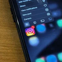 مدل خانم برای تولید محتوای اینستاگرام از منزل