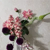 گلدان ایستاده چوبی پر از گل های شیک|گل مصنوعی|تبریز, |دیوار