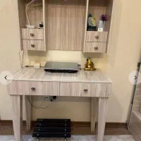 میز تحریر و کتابخانه