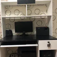 کامپیوتر به همراه میز کامپیوتر،تحریر و کتابخانه