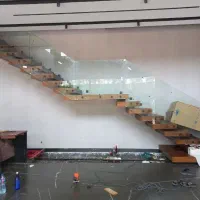 پله و نرده شیشه ای