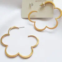 گوشواره نیم حلقه ای طرح گل طلایی|بدلیجات|بندرعباس, |دیوار