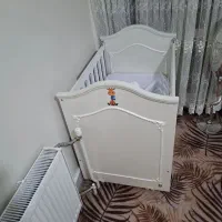 تخت کنار مادر
