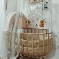 تخت کنار مادر