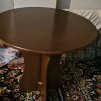 میز گرد به همراه رومیزی