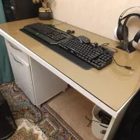 میز تحریر و کامپیوتر