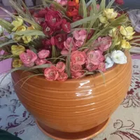 گلدان سرامیکی با گلهای زیبا