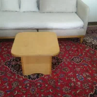 میز کنار مبلی چوبی مربع