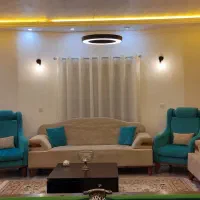 یک دست مبل راحتی و ناهارخوری