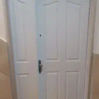 در ورودی خانه با رنگ طوسی فروشی