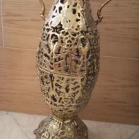 گلدان کنار سالنی قدیمی بزرک