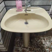 روشویی تمیز همراه با شیر آب