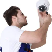 تکنسین دوربین و شاگرد برقکار جهت خارج از قم