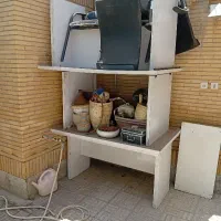میز اداری و کامپیوتر و منشی