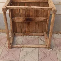 یک عدد کرسی چوبی بفروش می‌رسد