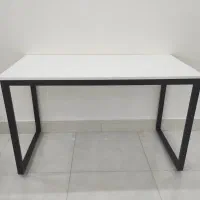 میز تحریر و کامپیوتر