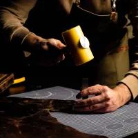 کار در کارگاه تولید محصولات دست ساز چرمی