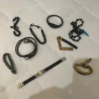 هشت دستبند و یک گردنبند