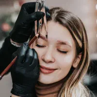 خدمات میکروبلیدینگ ابرو