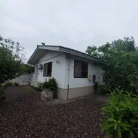 خانه ویلایی نقلی با حیاطی سرسبزو درختان میوه