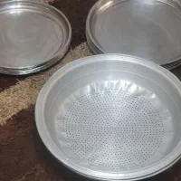 سه عدد آبکش برنج آلموین ده عددسینی یزرگ پنج‌عدد گو