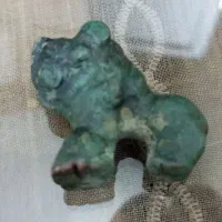 یک عدد مجسمه قدیمی