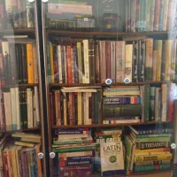 فروش کتابخانه شخصی با ۳۰۰۰ هزار کتاب فارسی و لاتین