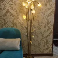 آباژور ایستاده با گل های لاله