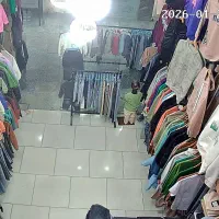 فروشنده خانم پوشاک کودک