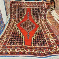 قالیچه دستباف مزلقان لاکی رنگ