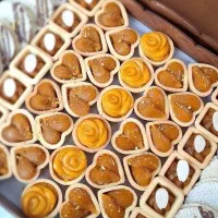 حلوا و خرمای تزیین‌شده خانگی مناسب مراسم و نذری