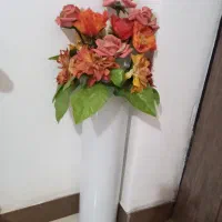 گلدون شیشه ایی با گل