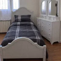 تخت یک نفره و آینه کنسول