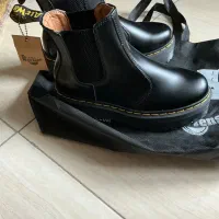 بوت دکترمارتین|کیف، کفش، کمربند|رشت, لاکان شهر|دیوار