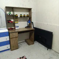 میز کامپیوتر و کتابخانه