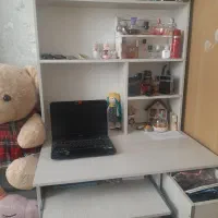 میز تحریر و کامپیوتر و کتابخانه