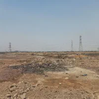 زمین-در-دامغه-کوچک-بر-جاده