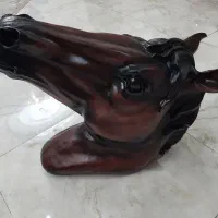 یه عدد مجسمه دیواری اسب